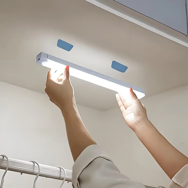 Baghetă LED Inteligentă Lumenus Wardrobe-Lux - Cu Senzor de Mișcare, Prindere Magnetică și Reîncărcabilă USB
